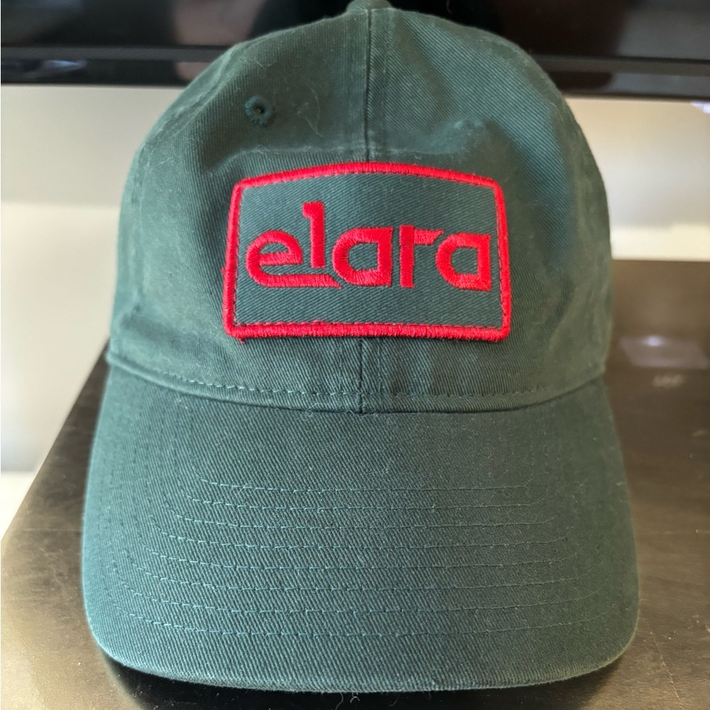 Elara dad hat